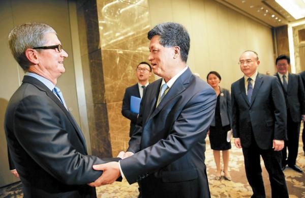 馬興瑞、市長(zhǎng)許勤會(huì)見(jiàn)了蘋(píng)果公司首席執(zhí)行官蒂姆·庫(kù)克一行